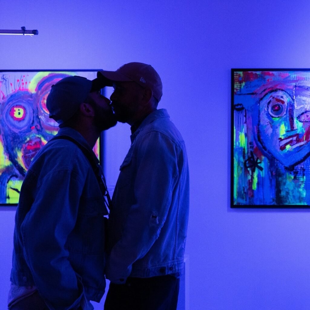 Public et œuvres lors d’une exposition de Tom Colaux